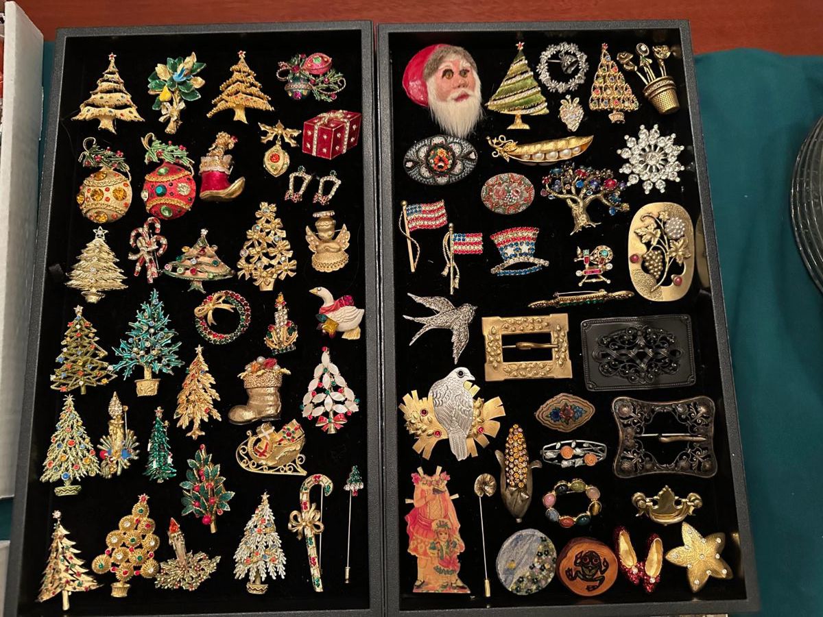 Costume Jewelry - Lots of Christmas Pin & Other Brooches