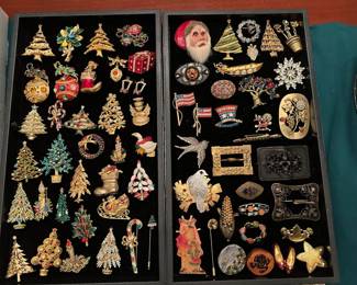 Costume Jewelry - Lots of Christmas Pin & Other Brooches