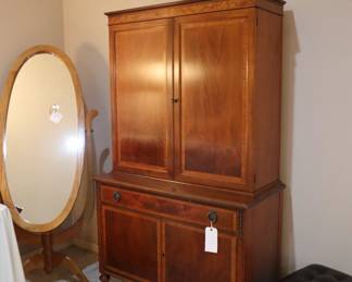 Enclosed storage piece