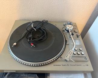 Pioneer PL 560 turntable 