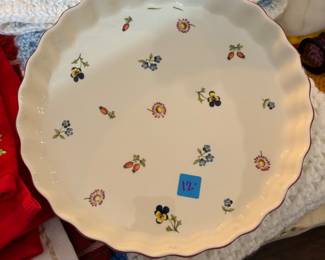 Quiche, serving dishes.