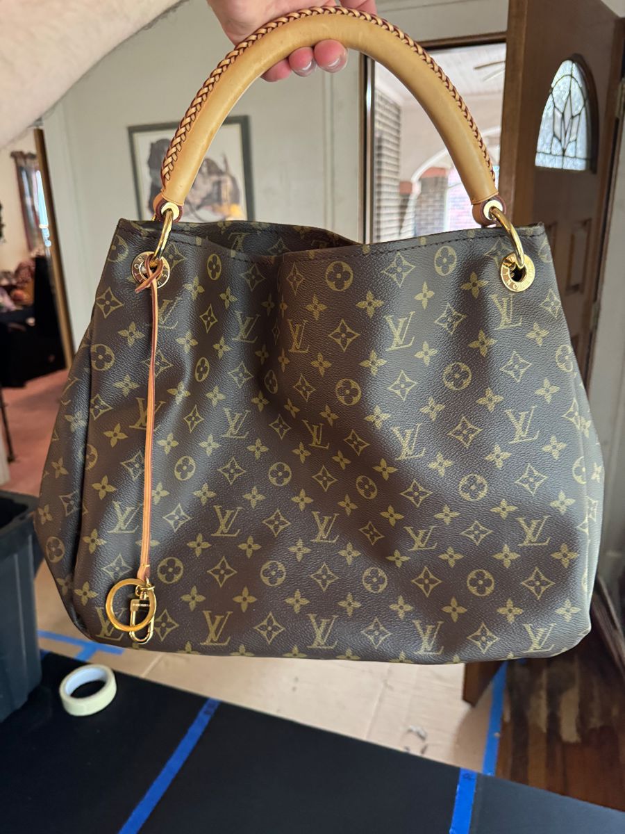 LOUIS VUITTON ARTSY MM