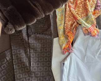 MI166Womens Size 4 Pants And Matching Tops