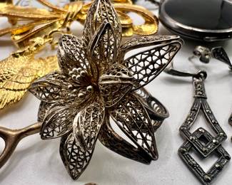 Vintage Sterling Silver Filigree Adjustable Flower Statement Ring. 