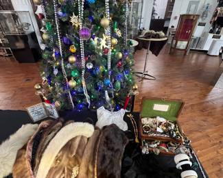 Vintage Bracelets, Vintage Fur  Collars in Excellent Condition. 