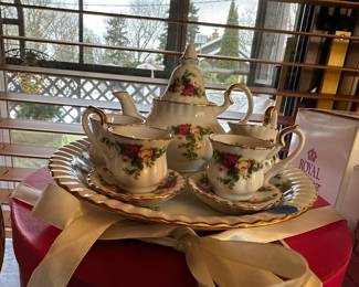 Royal Albert treasures - mini tea set