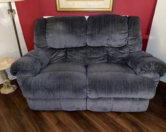 Comfy 2 seater sofa; manual recline...no fuss when power or batteries go out
