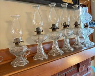 Graduated set of oil lamps with hanging curtain pattern