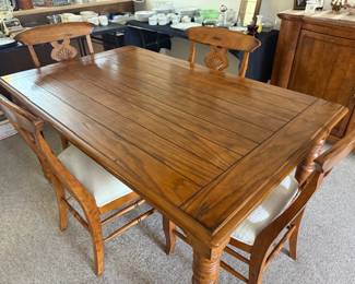 Sweet table, 4 chairs and has a matching sofa table in later pictures