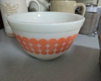 Vintage Pyrex Orange Dot #401 1 1/2 pt mixing bowl