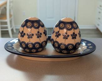 Polish pottery salt & pepper shakers on oval serving tray