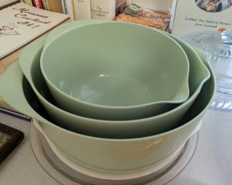 Set of 4 green plastic mixing bowls