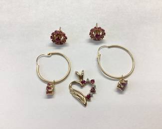 14K RUBY EARRINGS AND PENDANT LOT 3.24 GRAMS TOTAL WEIGHT. 14K RUBY DANGLE EARRINGS WITH 2 40-PT. TEARDROP RUBIES. RUBY HALOS WITH RUBY SOLITAIRES AND HEART PENDANT WITH RUBIES AND DIAMONDS