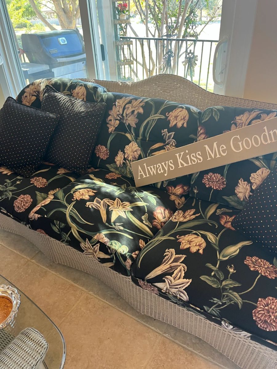 6 piece set wicker. Full size sofa, chair, ottoman, rocker, coffee table and end table. Nice condition