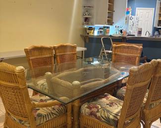 Beautiful Dining Table & Chairs