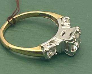 10 kt yellow gold & platinum ring featuring 0.75 carats of diamonds - size 5 ½