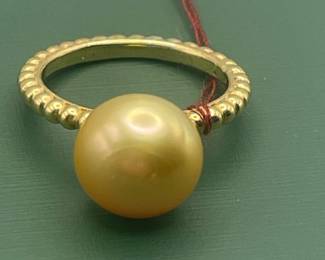 18 kt natural gold Tahitian pearl ring.  Size 7 ½
