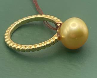 18 kt natural gold Tahitian pearl ring.  Size 7 ½