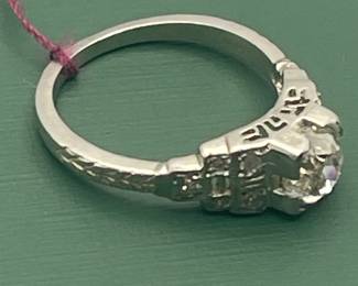 Antique platinum ring featuring 1.07 old mine cut diamonds - size 5 1/2.