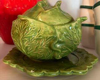 The image shows a vintage green ceramic cabbage-ware lidded serving dish, likely produced by Holland Mold.