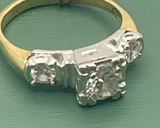 10 kt yellow gold & platinum ring featuring 0.75 carats of diamonds - size 5 1/2