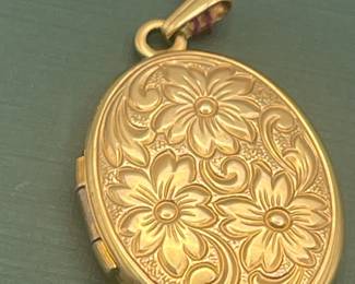 14 kt yellow gold locket