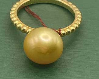 18 kt natural gold Tahitian pearl ring.  Size 7 1/2