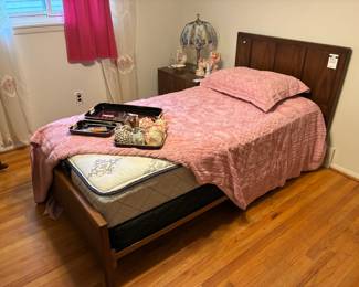 Broyhill Twin-Size Bedframe 