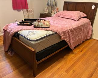 Broyhill Twin-Size Bedframe 