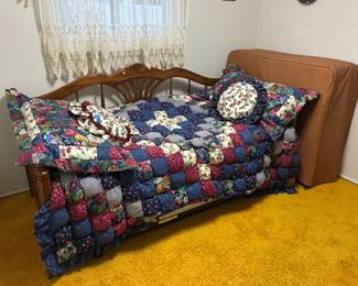 Quilt and 4 Pillows, Daybed 
