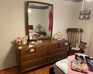 Broyhill "Modern Classic" 7 - Drawer Dresser 