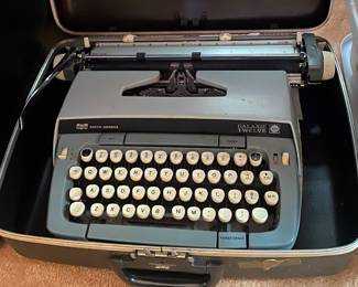Vintage Galaxie Twelve Typewriter
