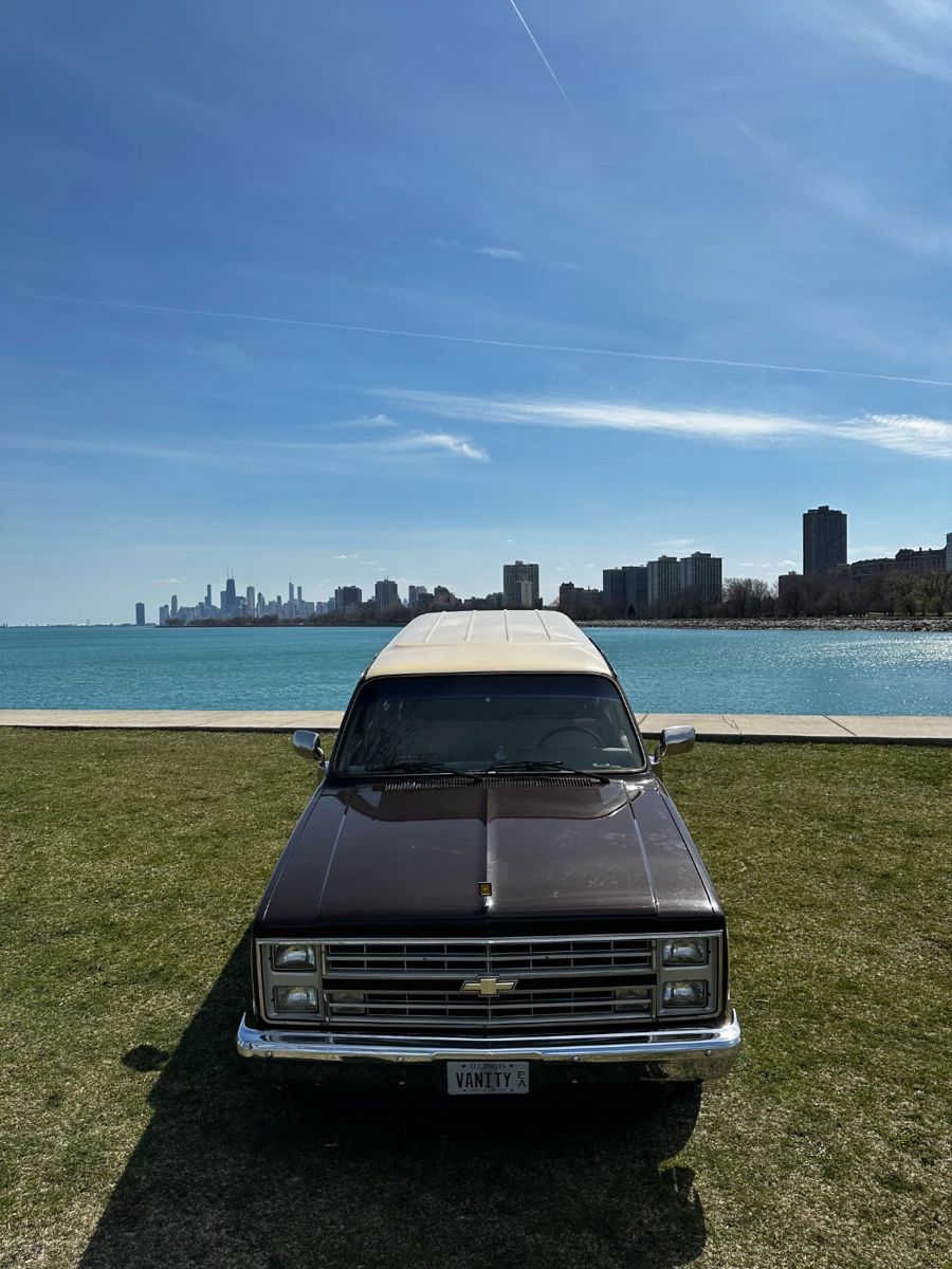 1986 Chevrolet Suburban no rust 186K miles  rebuilt engine and transmission, new tires.