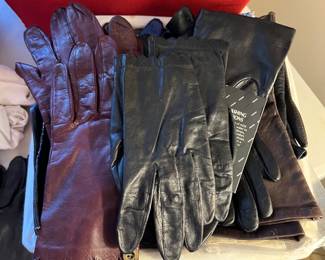 Tons of leather ladies gloves