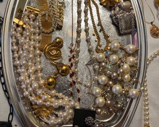 “Clutch your Pearls”! This sale is amazing!