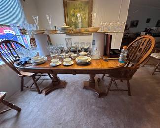 Beautiful Oak table with an extra leaf and 6 chairs 