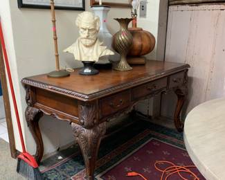 Writing desk, table lamps