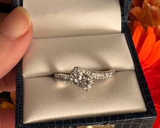 #109 - Approx 1 ctw  + 2 round diam ring. 14kt gold .Size 9 1/2 