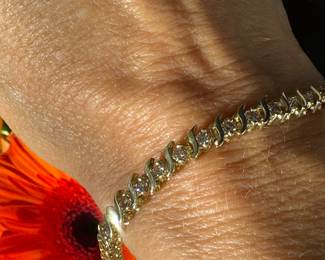 #121 - $800 - 2 ctw tennis bracelet 10kt gold 8.9 grs. size 7 1/2. 