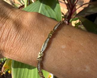 #52 - $700 - Diamond & 14kt gold bracelet 9.30 grams. 