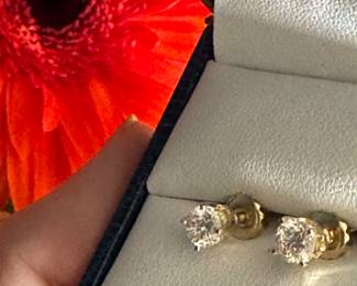 #131- $750 - Pair of diamond & 14kt yellow gold studs earrings. 0.92 ctw weighted. 1.4 grs. 4.8 to 4.9 mm 