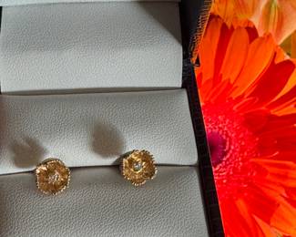 #128 - $220 - pair of studs, flowers, 14kt gold setting with 2 diamonds. Flower design. 1.5 grs. 