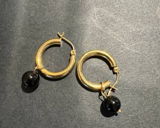 #78 - 14kt Small Hoop Earrings, 1.31 gr with black onyx balls changeable. 