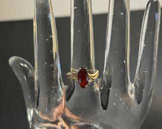 #83- $220 - Garnet 14kt Ring sz 6, 2.67 gr