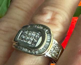 #107 - Two tone gold ring. 1 ctw ttw. Invisible. 14kt gold. 5.7 gr. Size 7.