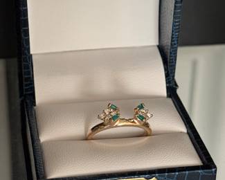 #101 - $360 - Emerald & diam wrap ring 14kt gold . 3 gr. Size 7 