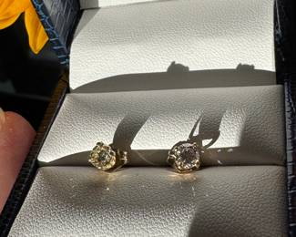 #129 - $450 - Approx 1/2 ctw diam studs earrings. 14kt. 0.8 grs. 