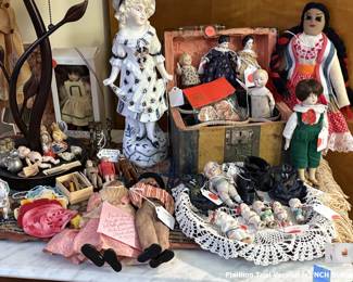 More small dolls and accessories.