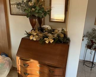 Lovely curved fronnt 3 drawer chest and mirror.