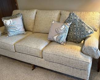 Nice clean 3 cushiondivan - good quality.